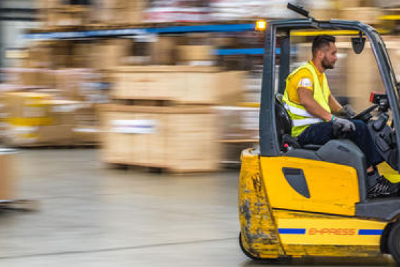 Gele vorkheftruck voor terugkoop