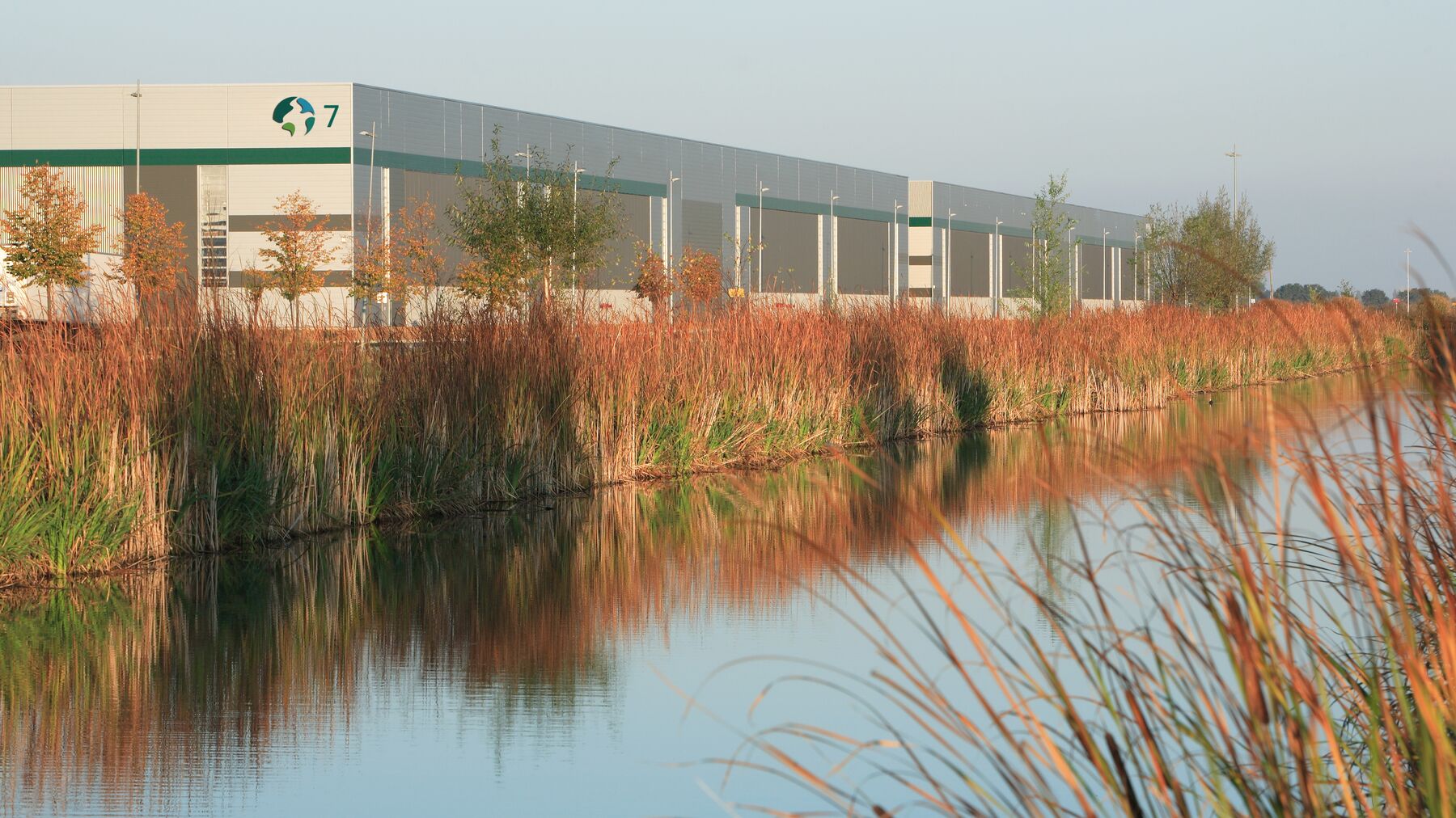 Prologis warehouse gelegen naast een rivier