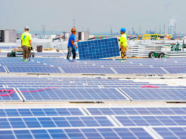 Mensen die zonnepanelen plaatsen